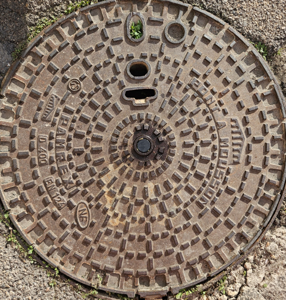 external antenna integrated into centre of manhold cover